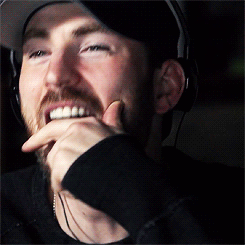 rogers:Chris Evans Pranks Comic Fans with Surprise Escape Room 