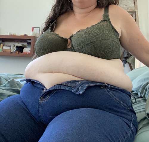 kyl1kk1:That amazing feeling when you can finally let your belly out!  Not quite sure how all this flab fit into these jeans!