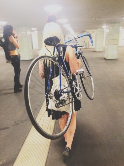stephanie-lowe: Nikki und ihr Fahrrad