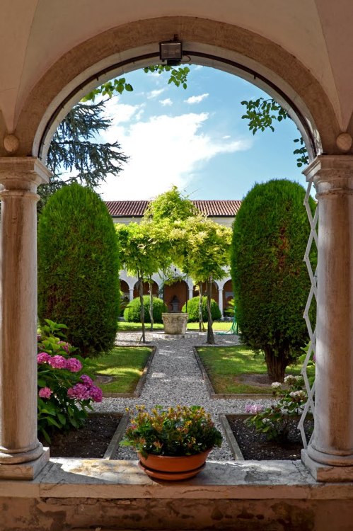 Monastery gardens at San Lazzaro degli Armeni, Veneto / Italy (by Venetico).