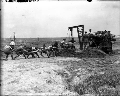 scrapironflotilla: A Canadian gun crew loading a shell into the breech of a BL 15-inch Siege Howitze