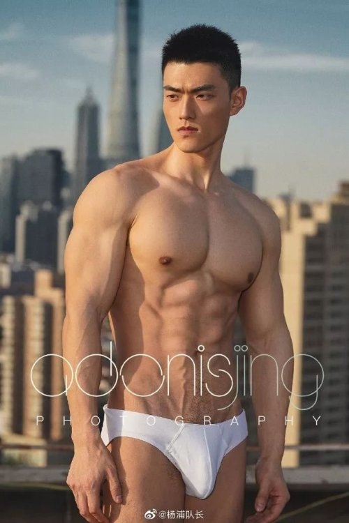 littlewhitesmall: Captain Yangpu with his super big pecs, ass and bulge