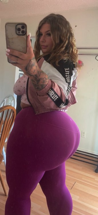 bbwlvr57: superdumbbimbos: Bimbo Thick Very sexy lady and I love the artwork Yeeeeeeesh