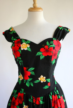 duncanlovestess:  Shake, Rattle, &amp; Roll 80s Vintage Hawaiian Pin Up Dress at Duncan Loves Tess Vintage &amp; Retro on Etsy 