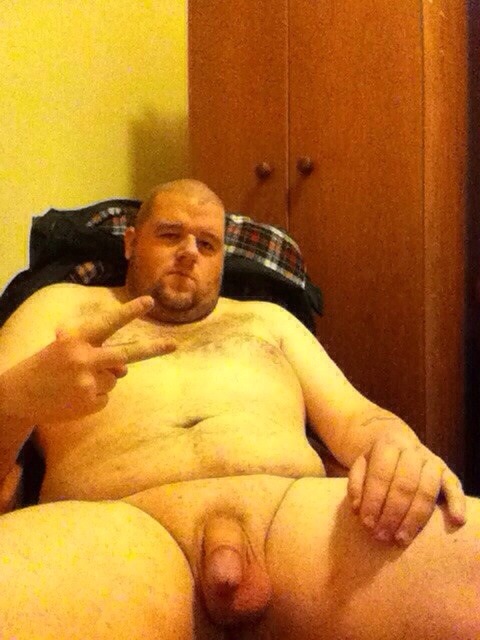 bearaphernalia:  Two fingers. That’s what I’d start with in that ass, big boy.
