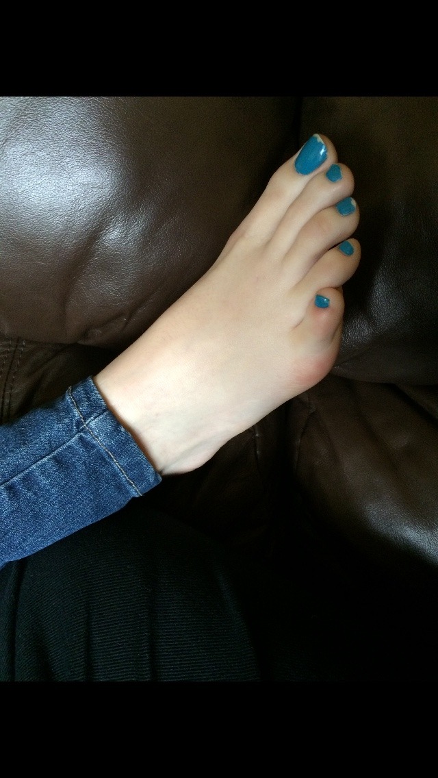 solefromseoul:  fidlar-lover:  Her perfect blue toes before I covered them in jizz