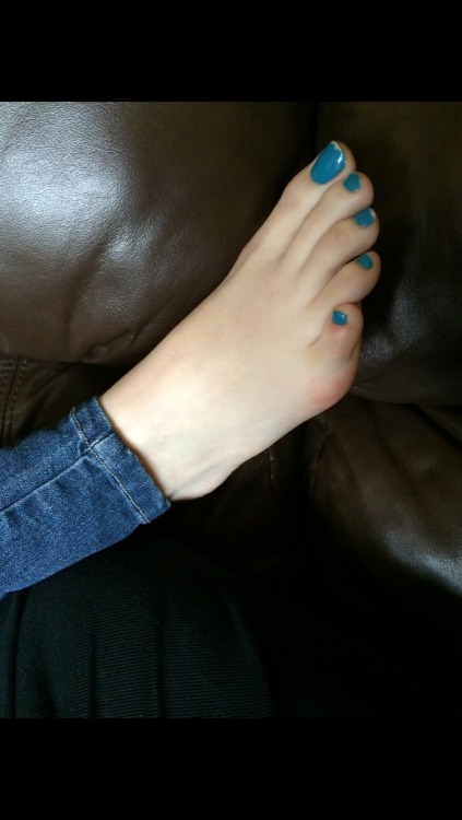 fidlar-lover:Her perfect blue toes before I covered them in jizz if you have any suggestions let me 