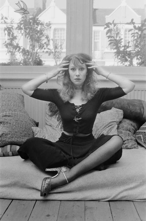 aiiaiiiyo:  Helen Mirren giving off witchy vibes at her home in London, 1975 Check this blog!