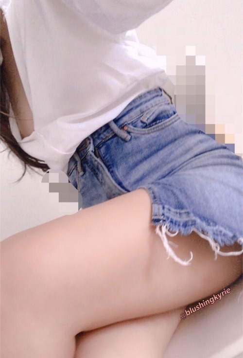 blushingkyrie:  Hello everyone!💓  Yet another normal day for everyone, but i am feeling nervous because i will be meeting my boss @sgclublust today🤢! Hope he doesnt fire me and keeps me around🙈  Wore a little more revealing today compared to