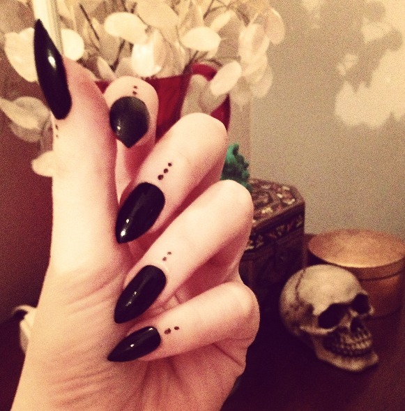 striderdaves:  taking a break from lesbianism to allow myself to have claws for a