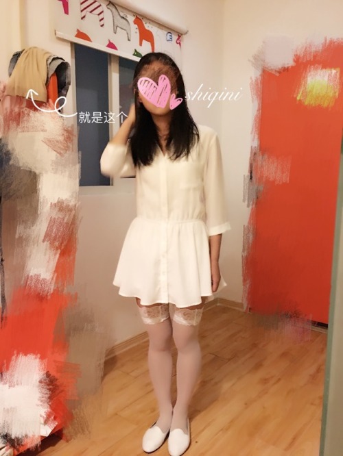 shiqini: 这个记录了从出门选衣服到最后床上叫爸爸的过程。  本来打算穿图一这身出门 女友觉得白丝袜太羞耻 没办法换成了肉色的丝袜。游玩之后回来洗澡 然后在22楼的阳台上玩小怪兽 不知道有多少人
