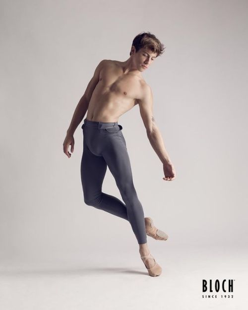 lovelyballetandmore:  Rhys Kosakowski Photo by Michael van de Kerkhof