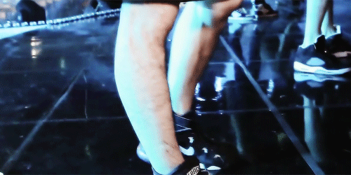 eteru:  Woohyun is proud of his hairy leg 