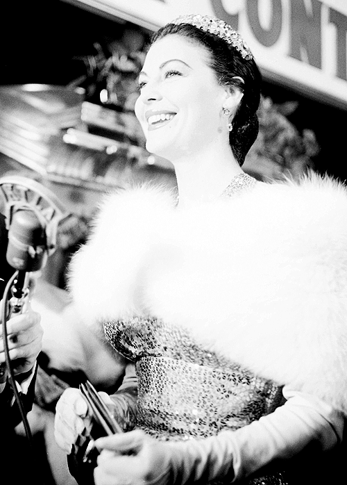 fuckyeahavagardner:  Ava Gardner at the premiere of The Barefoot Contessa, November