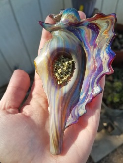 artislove-artislife:  Smoked out of my christina cody glass seashell for like the second time since I got it last year 😅💗