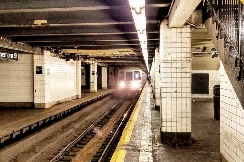 wanderingnewyork:From 2018: An A train enters the #Hoyt_Schermerhorn_Street_Station. #New_York_City_