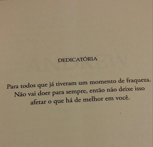 então me abraça forte