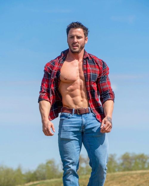 5 more hunks pop up every single day on Fit Studs