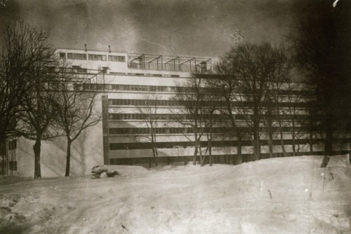 rosswolfe:  Moisei Ginzburg supervising construction of Narkomfin (1929)