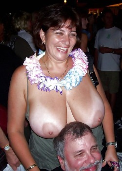 tortillaplanet:  kickemintheass: Aloha! #titsout