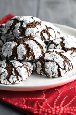 sweetoothgirl:  Classic Chocolate Crinkle Cookies! 