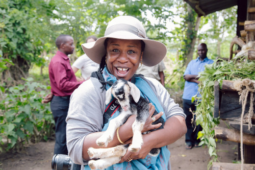 sophiaslittleblog:  celebritiesofcolor:  Uzo Aduba in Uganda    I love her so much! 