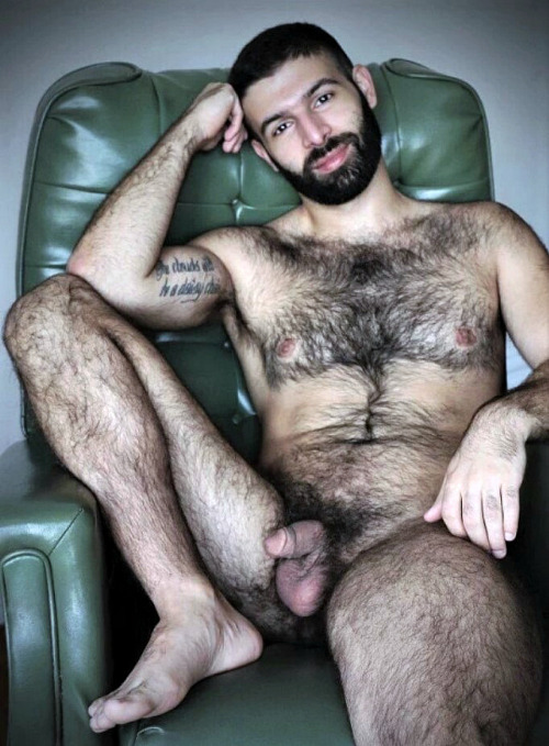 fman-29:  hipstermine:  Always a reblog! Active blog strictly dedicated to the best beards out there! Submissions welcome! 👳🏻🐍🍌🍆  Hairy and small. I like! 