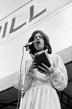 colecciones:  Mick Jagger reads a Percy Bysshe Shelley poem during a eulogy for Brian Jones at The Rolling Stones’ concert in Hyde Park, 1969.