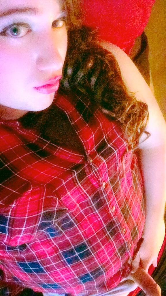 ashleyaurora:  Looking for fun. Who is up for a good fuck? Send me naughty pics.😏🍆👄