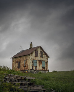 chillypepperhothothot:Abandoned shack by