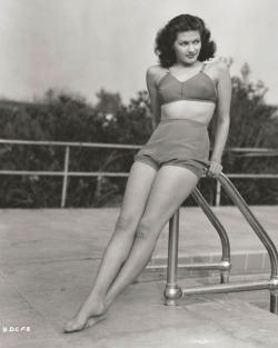  (via Film Noir Photos: Bathing Beauties: