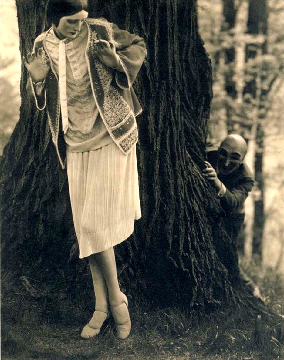 Edward Steichen - Model Marion Morehouse (dress by Kargère), masks by the illustrator