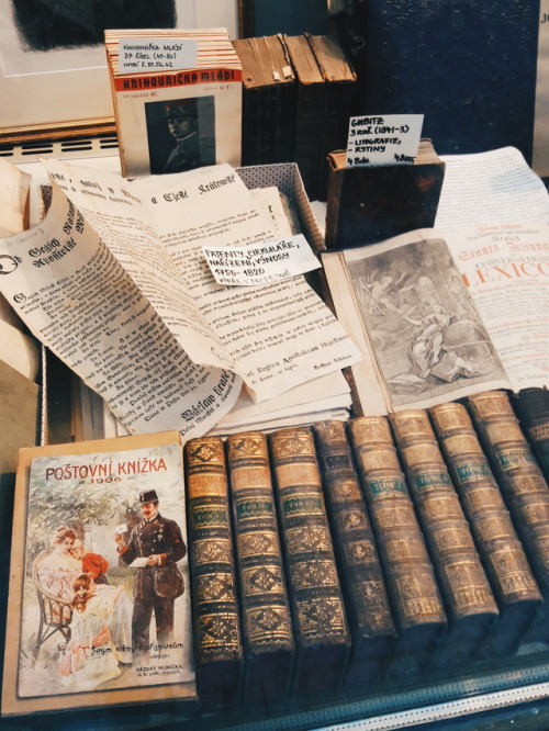 humanities-trash:An old bookstore in Prague 