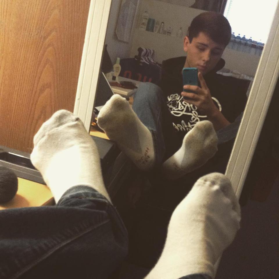 iheartfeet:  barefootbro22:  teenboysmellyfeet:  You know you want to pay tribute