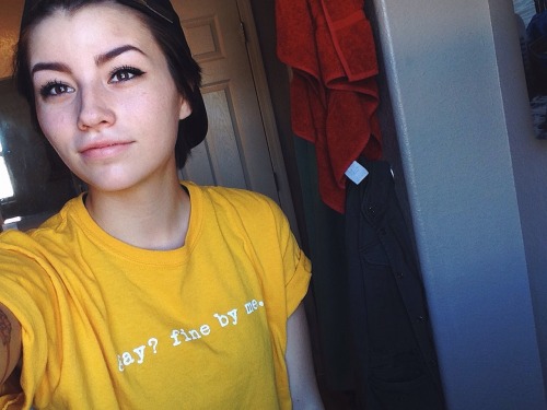 auburnbrown:  i look good & i love my shirt 😻