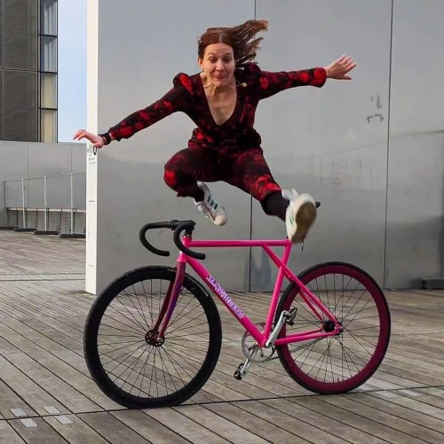 javi-ballestero:@anne_nanas_ #fixiegirl #pignonfixe #jump #fixa #fixedgeargirl #pistera (en Paris, F