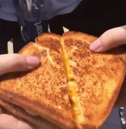 food-porn-diary:  Mac & Cheese Grilled