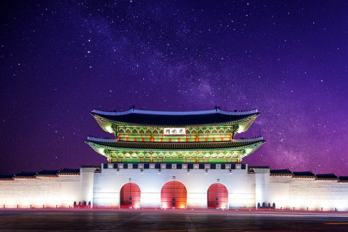 fuckyeahjapanandkorea:  Gyeongbokgung palace and Milky Way in Seoul, South Korea. by tawatchaiprakobkit 