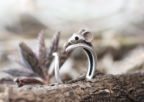 wickedclothes:Wraparound Mouse RingThis tiny mouse will hug your finger for as long as you let it. I