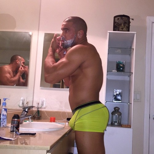 lethaladonis1:  Quick shape up before work… Gotta stay fresh 🙌🏻🙌🏻🙌🏻🙌🏻 #teamgio #g!ofit