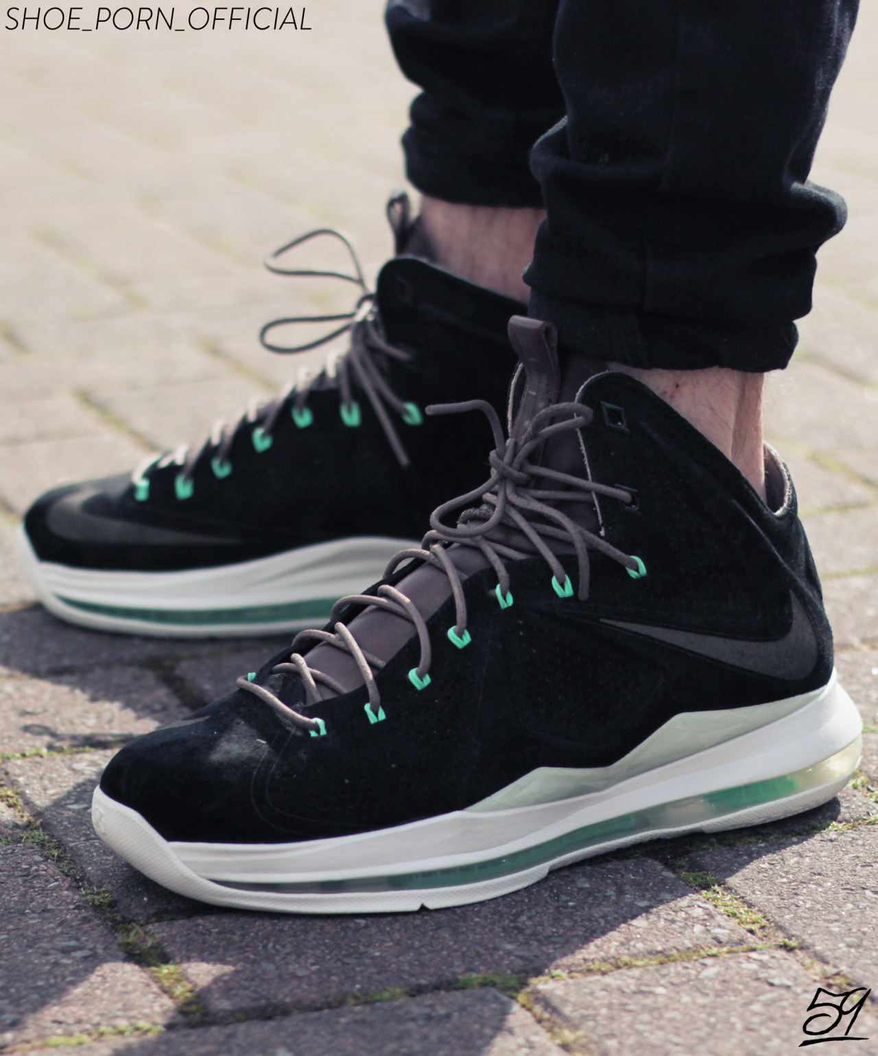 shoe-pornn:  Nike LeBron EXT Black/Mint, Taken by ShoePorn. 