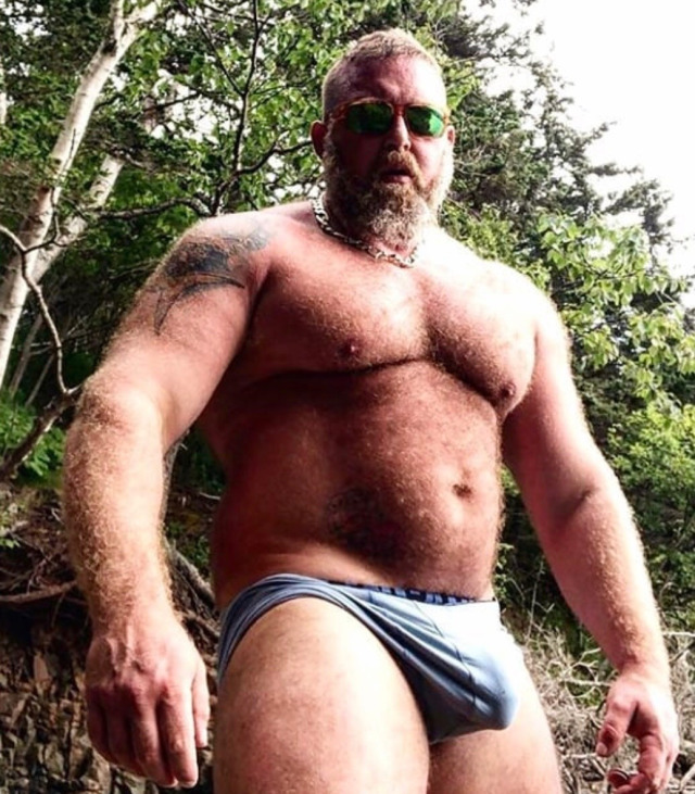 hungbob:Got a meaty bulge, heavy balls full