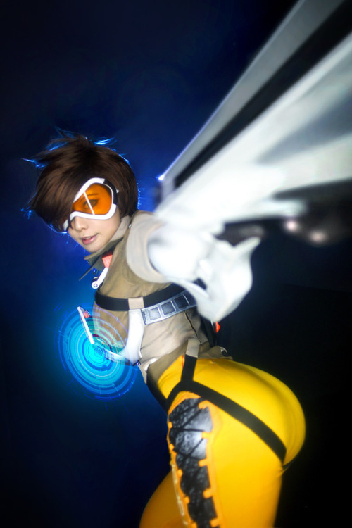 grimphantom2:  cosplayeverywhere:  Overwatch ~ Tracer  Dat cosplay Tracer   cosplay perfection <3 <3 <3