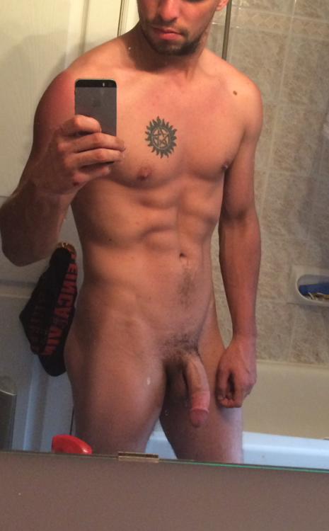 biblogdude:  straightdudesexting:  Straight Canadian stud  I’m down for some Straight Canadian cock. Bring it bro 