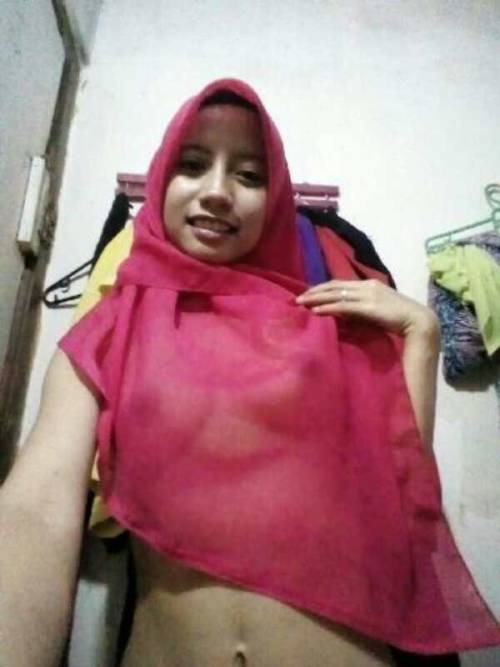 pinkoysteronfire: Anis, 18 tahun dari Batu Pahat, versi tudung. Kalau nak wechat dia cari dalam tumb