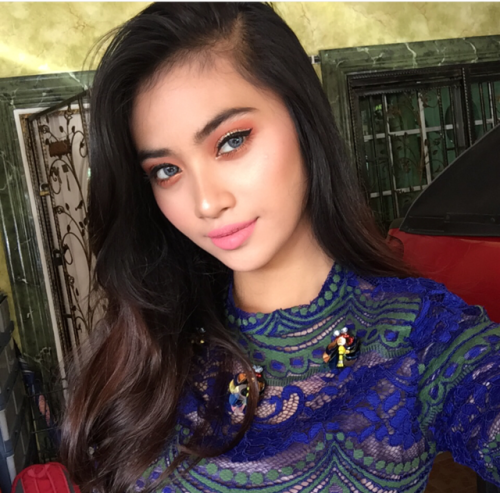 celoreng22:buttface696969:Malay followers are in for a treat. This is Anis, and she is very manis. S