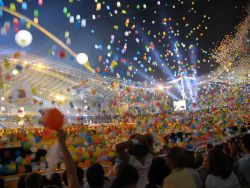 124daisies:  Balloons fall at the closing