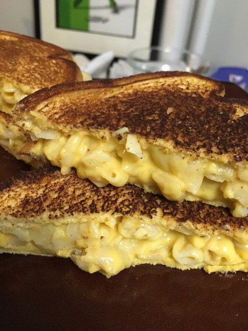 cocoarichieo: Grilled cheese sandwiches with Mac and cheese in them! End result! I will put bacon s