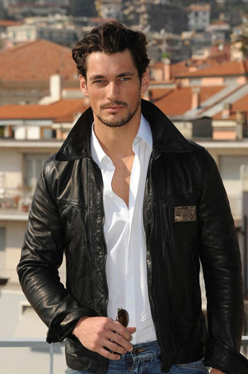 davidjamesgandyitalianlovers:    David Gandy attends the 59th San Remo Song Festival 2009 - ITA Feb 21 - That smile…heart-melting!!David veniva presentato alla conferenza stampa del 59° Festival di San Remo. - Sfoderava già quel sorriso mortale! 