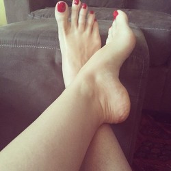 ifeetfetish:  Beautiful toes & a sexy